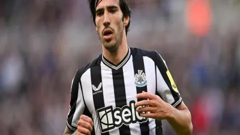 曼联力追德甲新锐西蒙斯，意图接替B哥，转会费用高昂